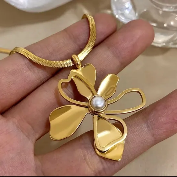 Zara New Women Flower shape Gold Flower Pendant Necklace - Picture 3 of 4